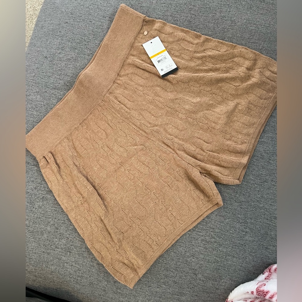 New with tags cable knit‎ short. Brown/tan  size large